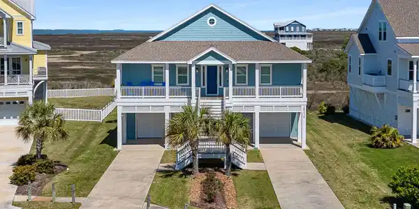 Image 2: Charming single-story coastal design with symmetri