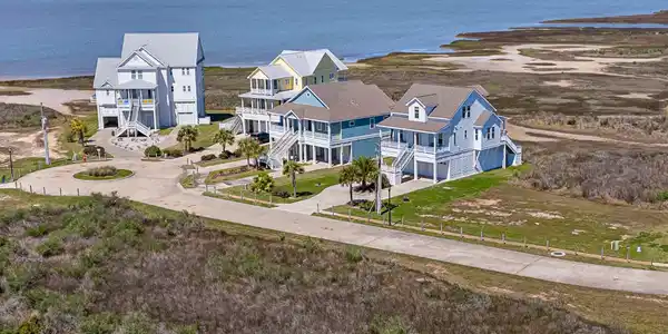 Image 3: Located in Pointe West with sweeping Galveston Bay