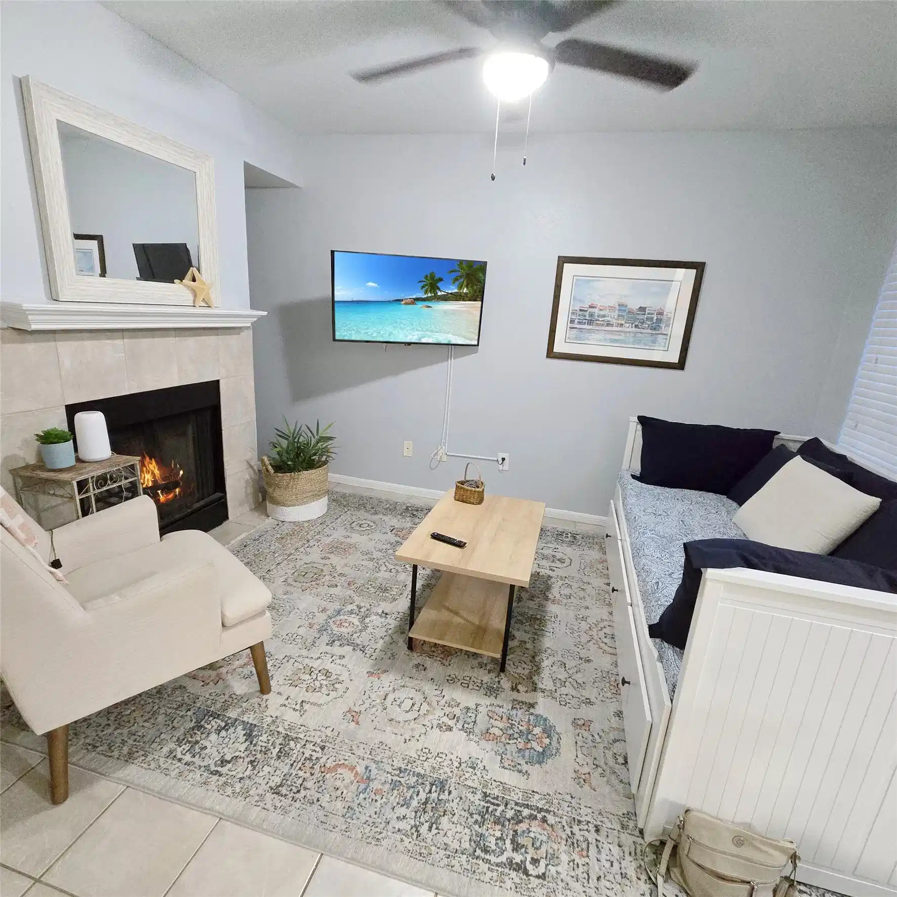Image 1: Unit #1313 offers a cozy living space featuring a
