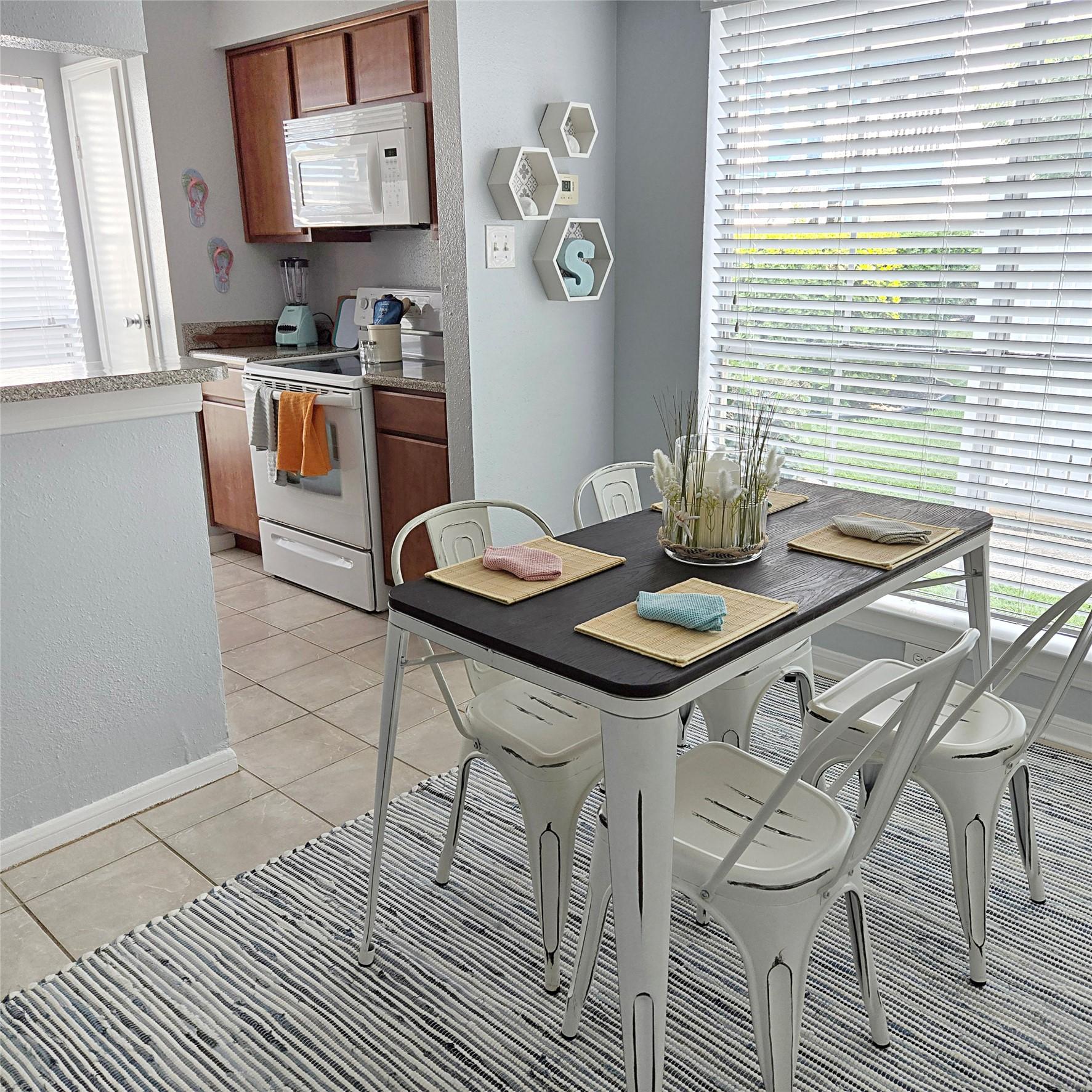 Image 4: Comfortable dining space with great natural light,