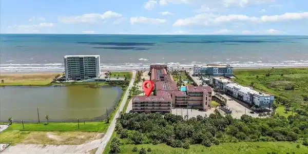 Image 2: Beautiful views of both the lake and Gulf of Mexic