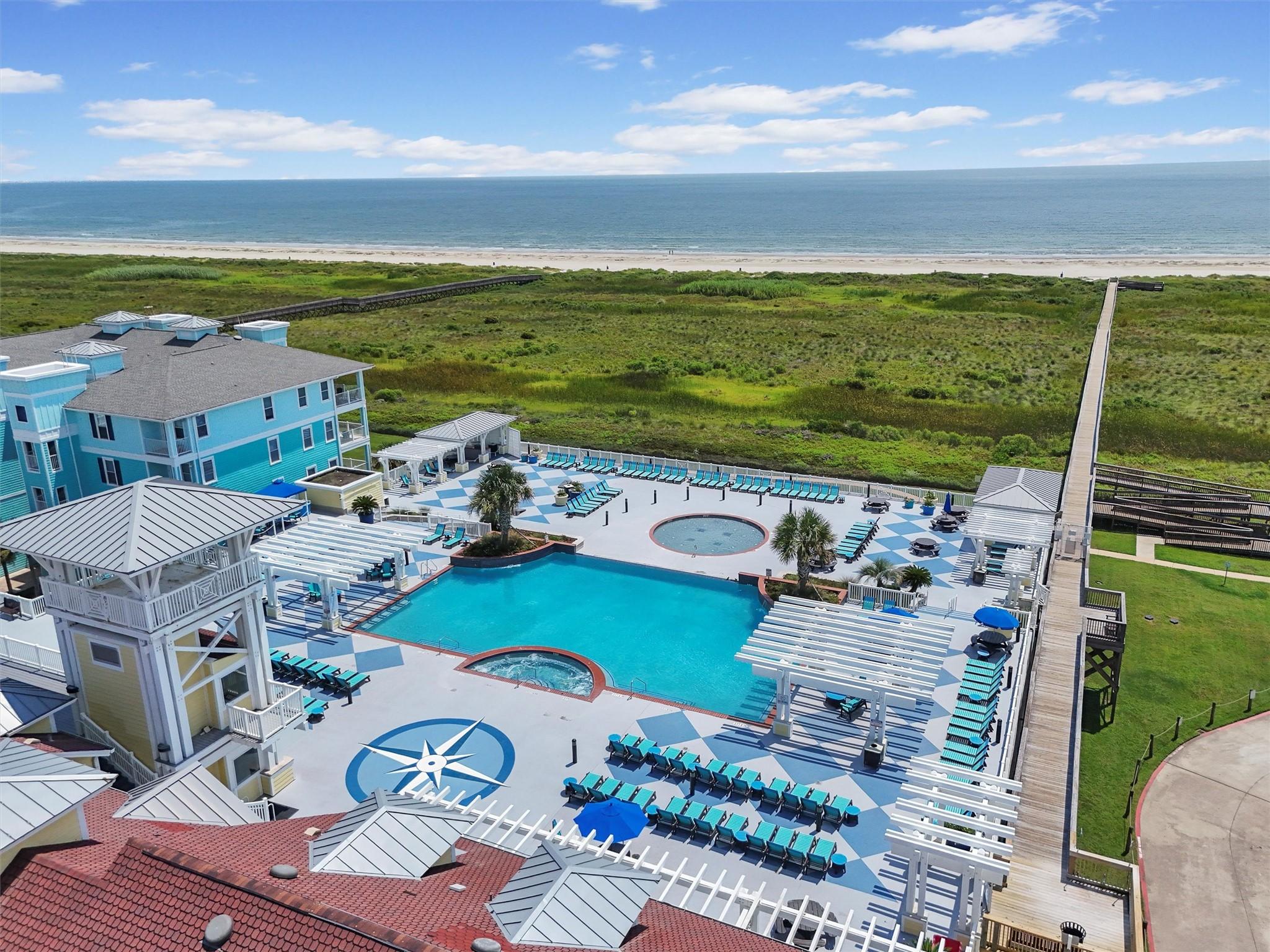 Image 4: Enjoy the resort-style amenities of the exclusive
