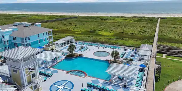 Image 4: Enjoy the resort-style amenities of the exclusive