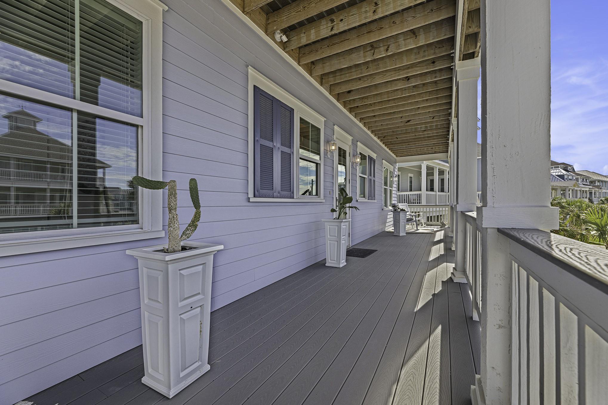 Image 3: front deck area to sit on and watch the sunset.