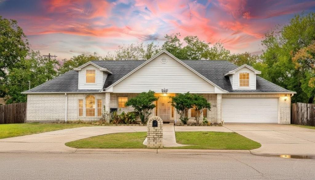 Image 1: Circle driveway!