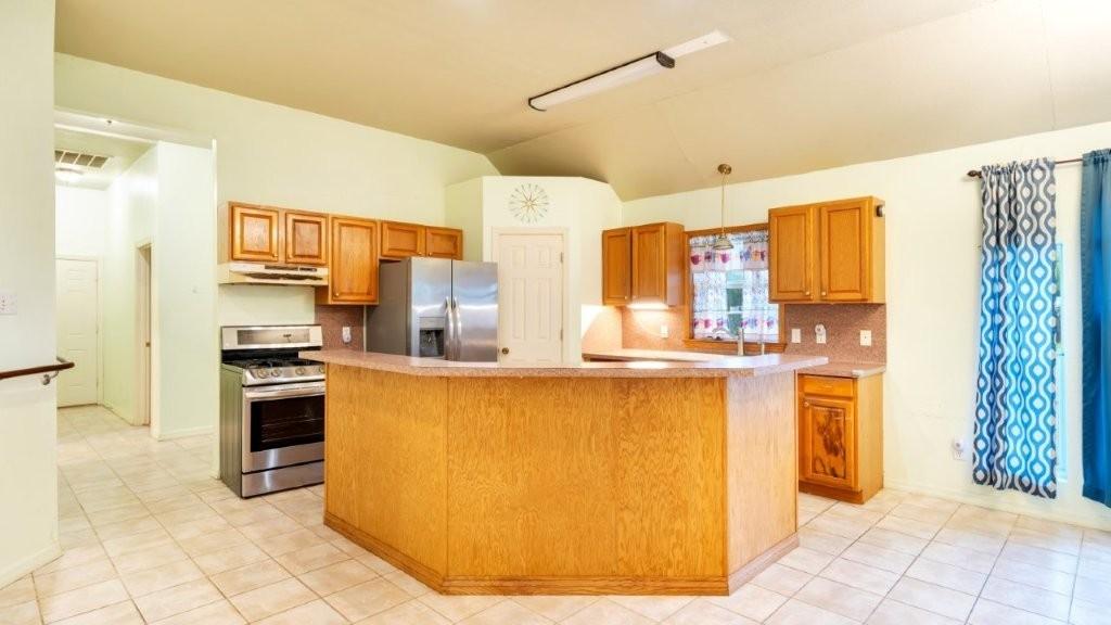 Image 4: Plenty of cabinets!