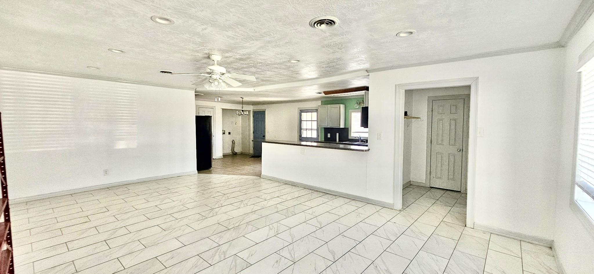 Image 4: Living Room
