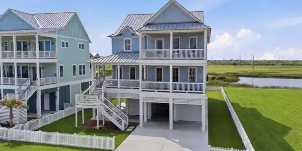 Image 3: Wake up to the waves at this gorgeous 2nd row, new