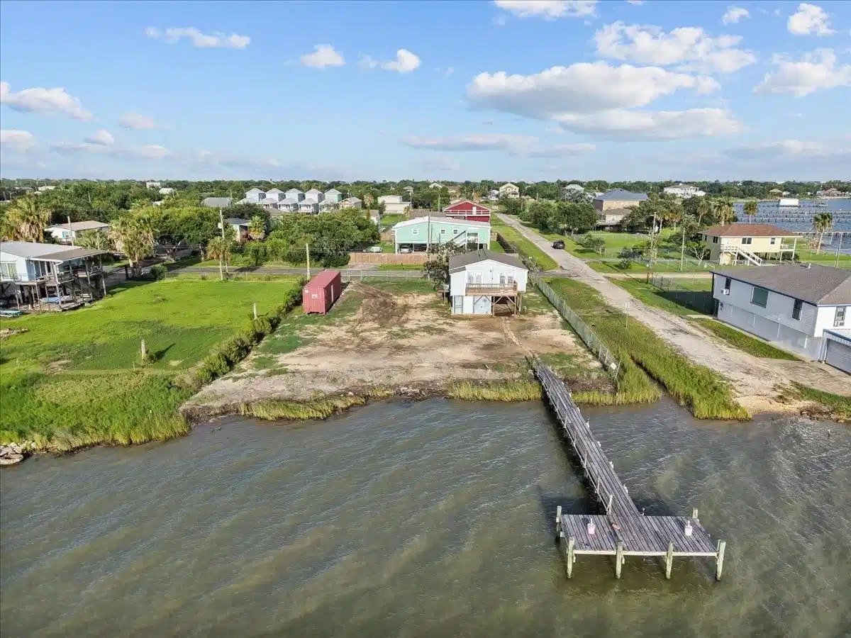 Image 1: Waterfront property, perfect for a fishing cabin o