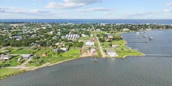 Image 3: Whilst the property has neighbors, the property en