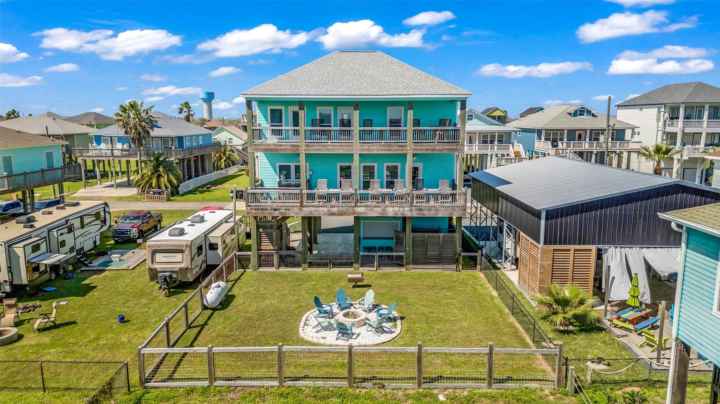 Image 3: Welcome to your Crystal Beach getaway&mdash;charming coa