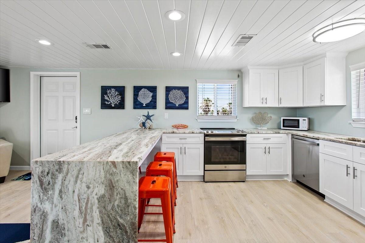 Image 4: Premium leathered finish marble quartz with waterf