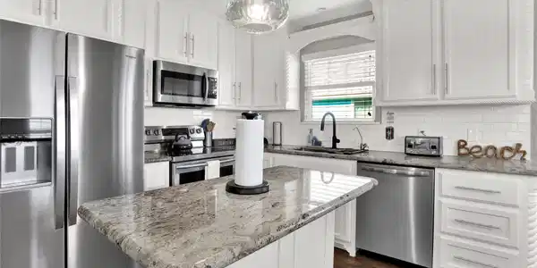 Image 3: Spacious kitchen with granite countertops, stainle