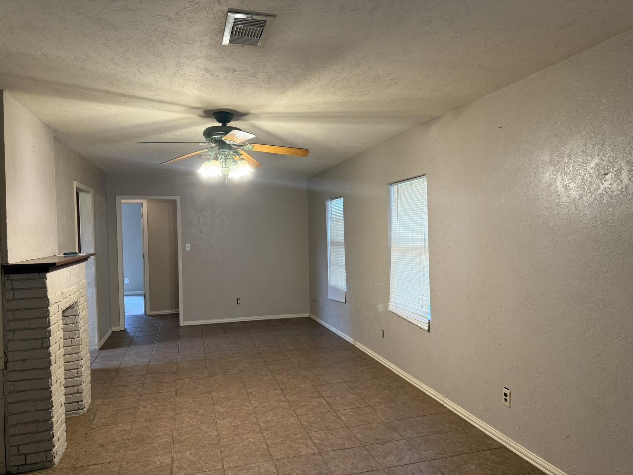 Image 3: Living room