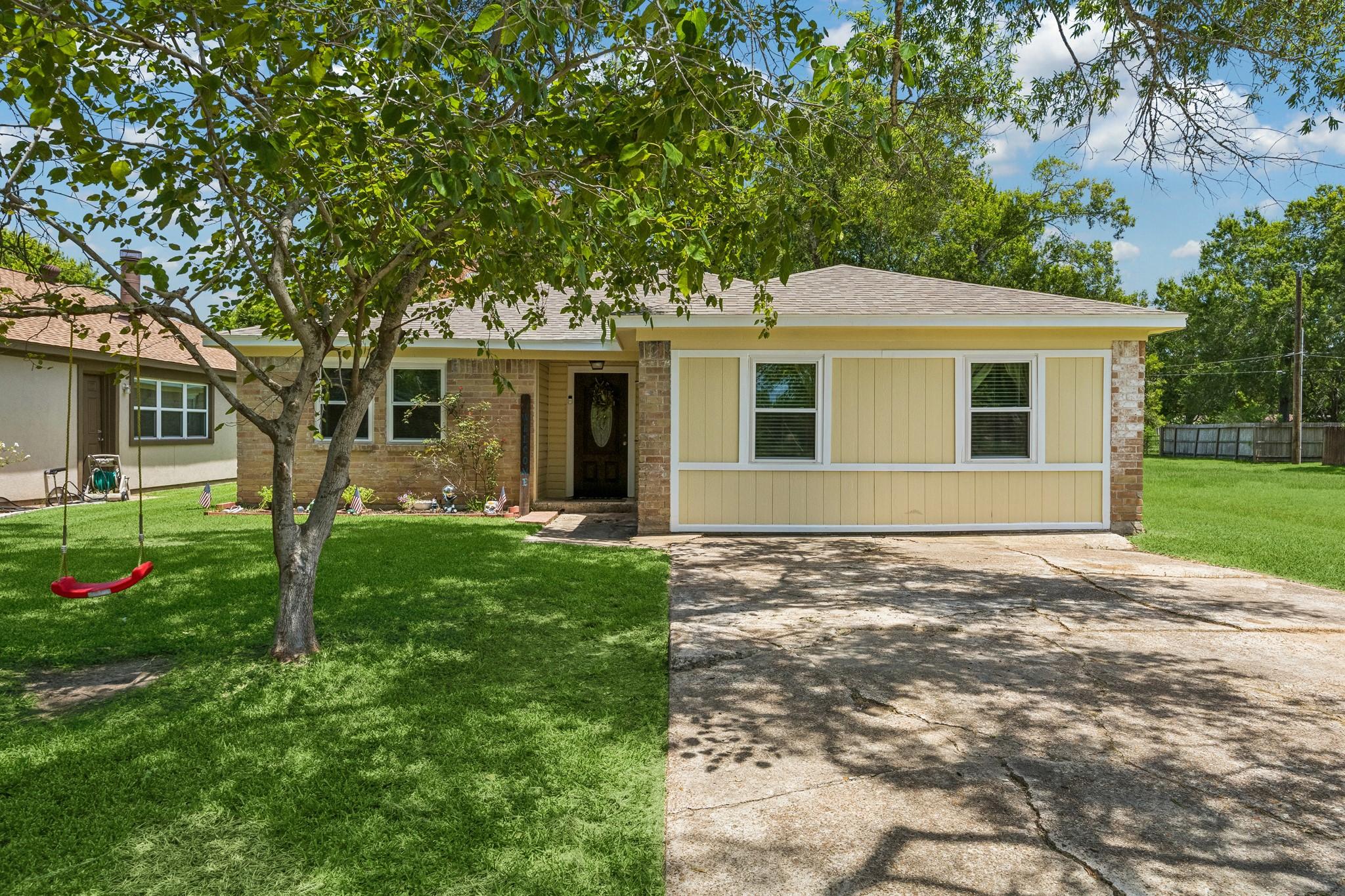 Image 1: Welcome home to this charming single-story La Port
