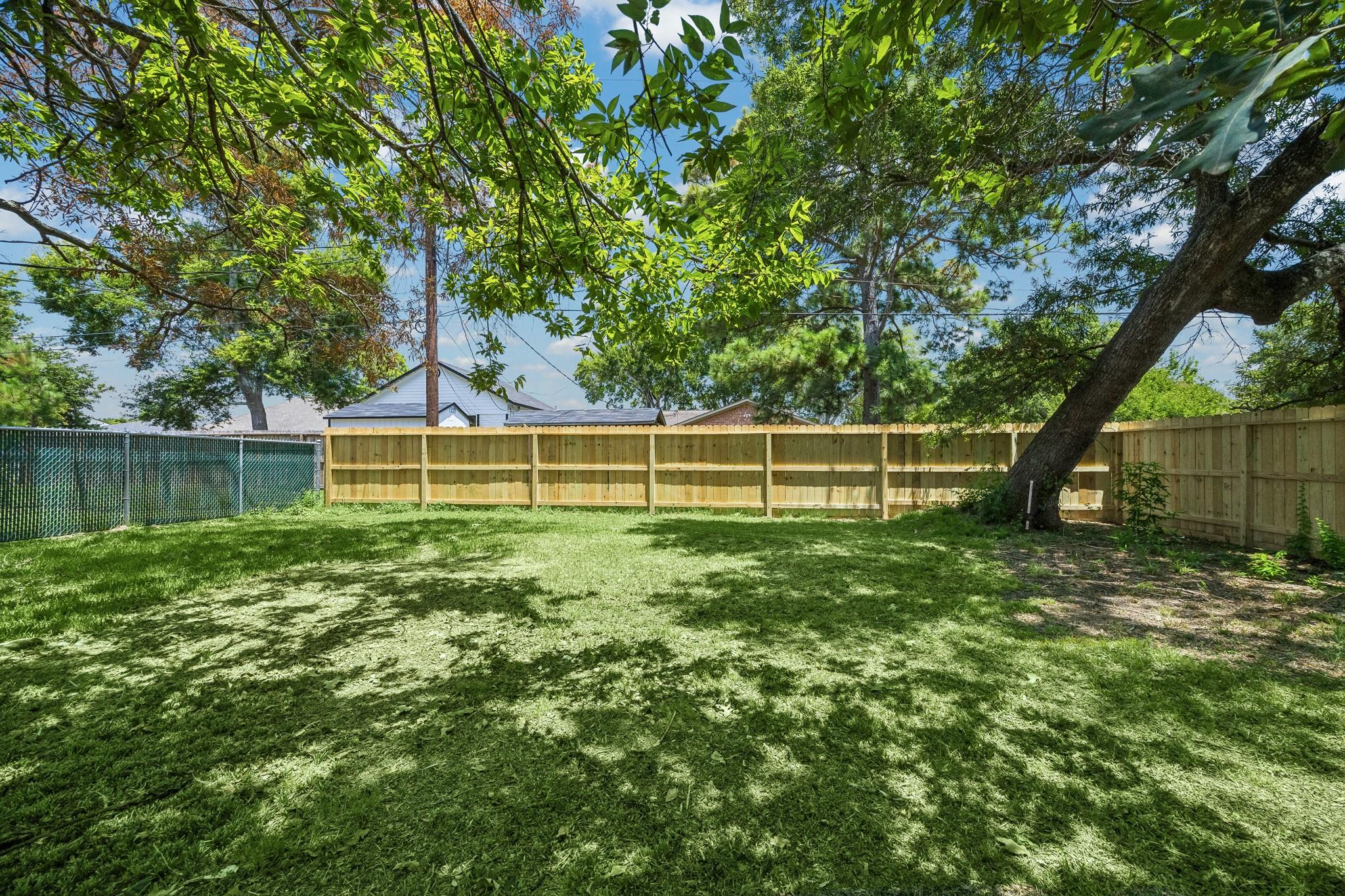 Image 2: Spacious backyard with NEW fencing!