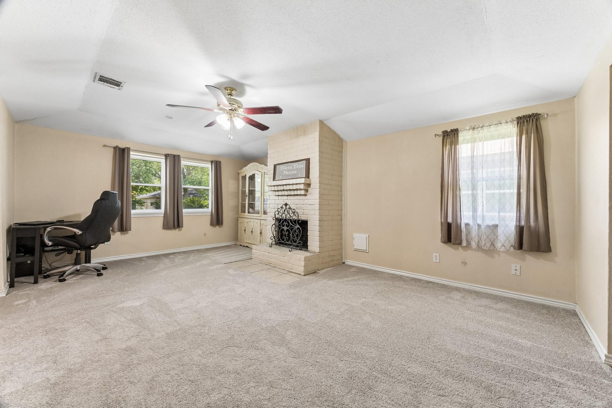 Image 4: Spacious front living space  with new carpet, ligh
