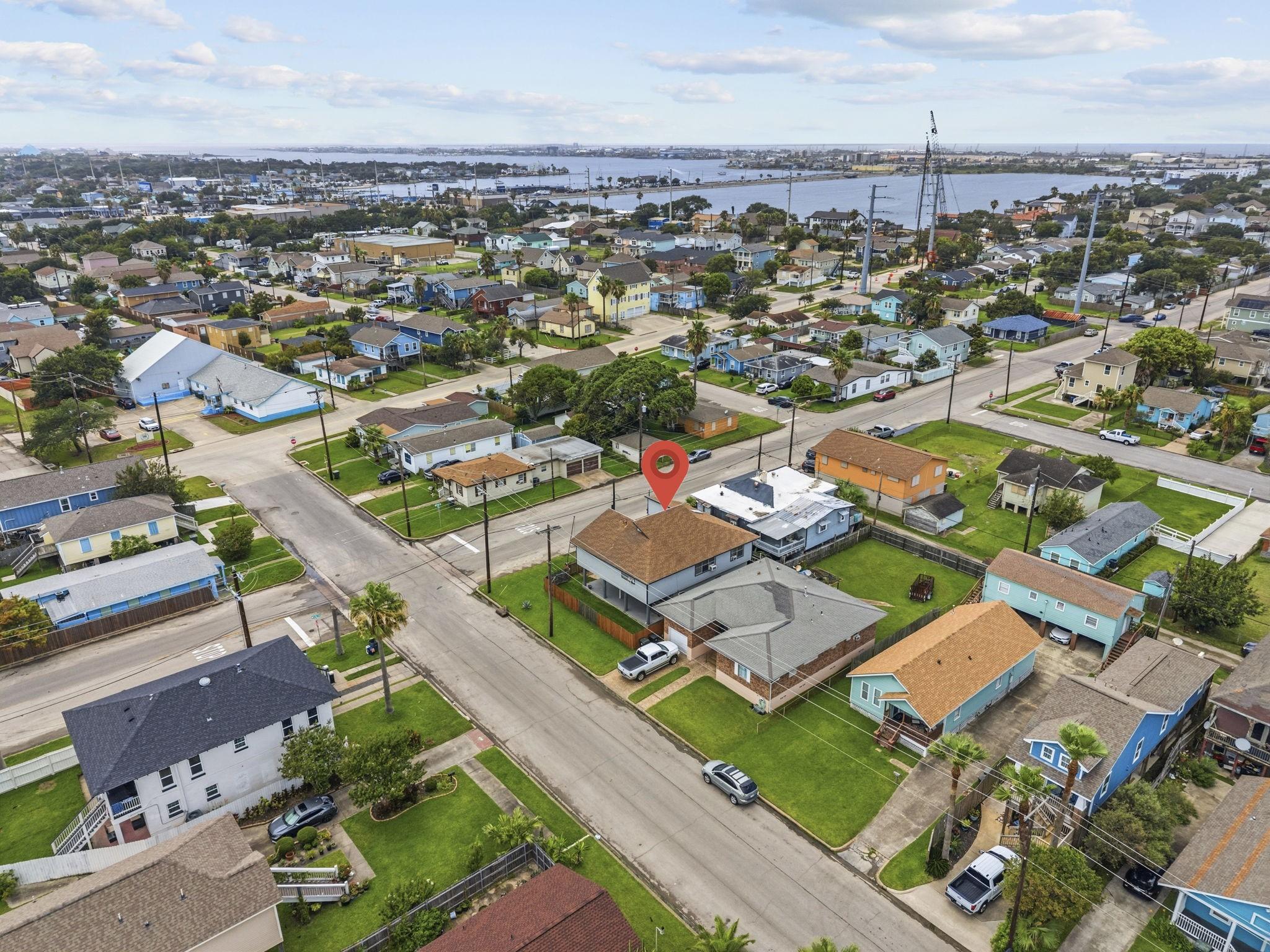 Image 4: Charming coastal neighborhood with well-maintained