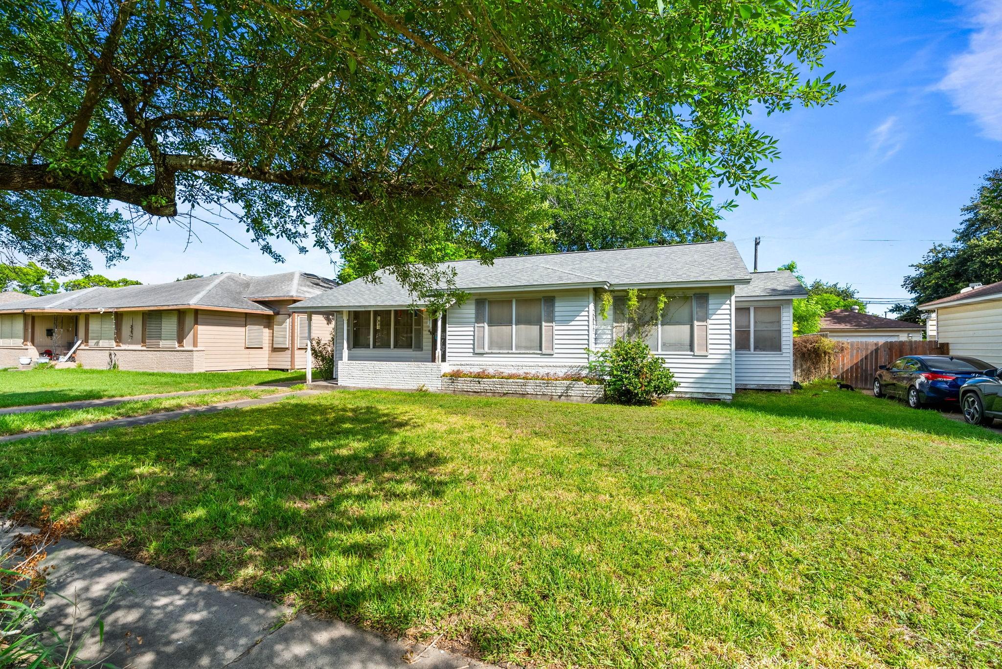 Image 3: Wide-angle view of the front yard and ranch-style