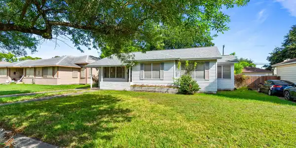 Image 3: Wide-angle view of the front yard and ranch-style