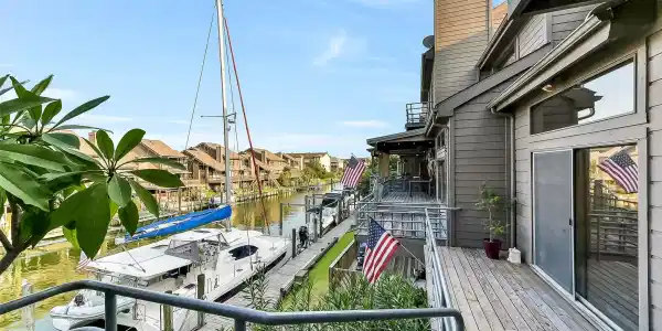 18201 Sandy Cove