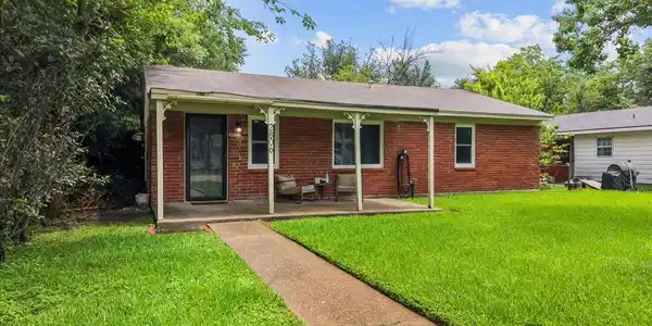 Image 2: Enjoy your mornings on this relaxing porch