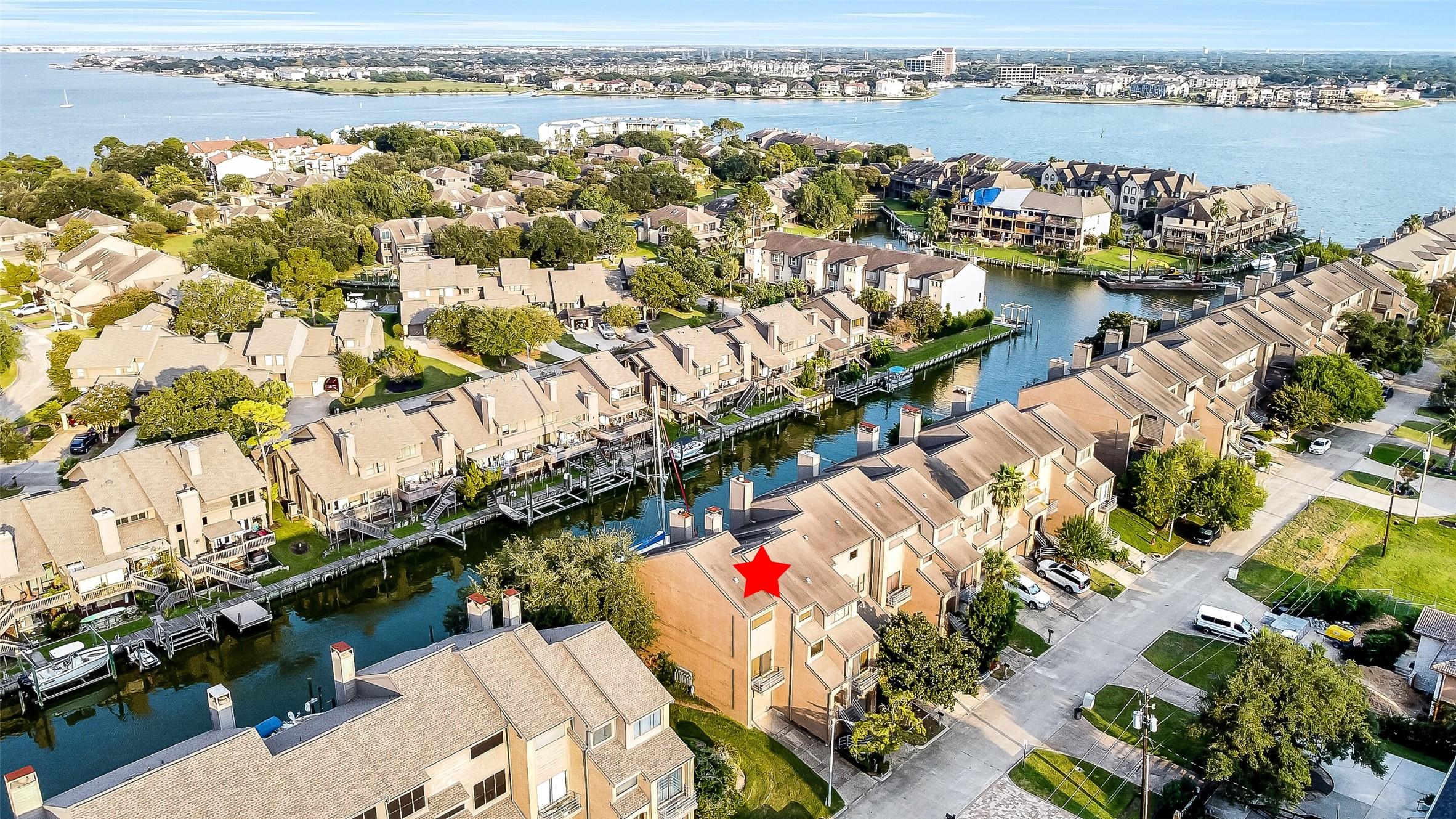 Image 4: Your waterfront canal takes you straight to beauti