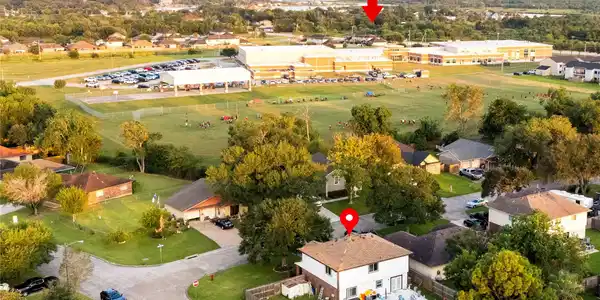 Image 4: Walking Distance to Barber Middle School