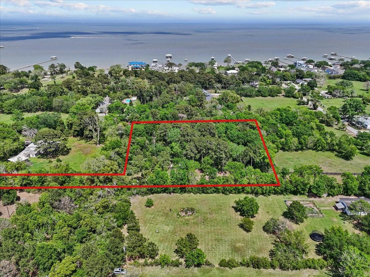 Image 2: Tucked away and ideally located!
