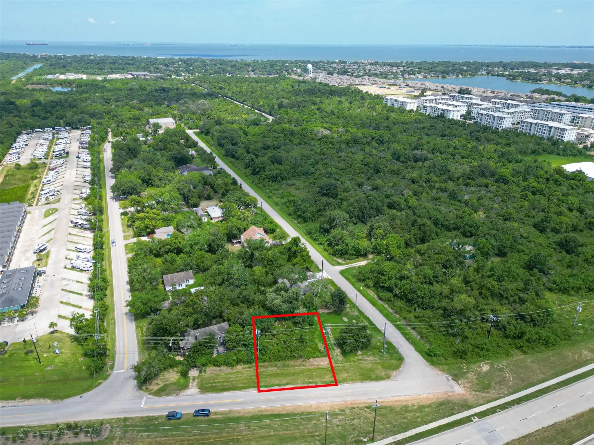 Image 1: Beautiful location, blocks from the bay