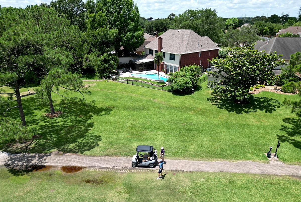 Image 4: The home is located at the 7th tee inside the excl