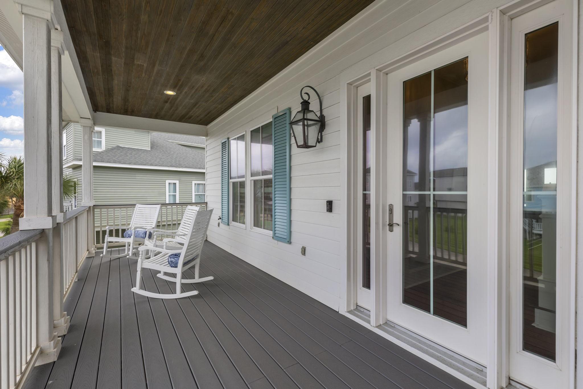 Image 2: Front porch leading from the driveway up to the fr