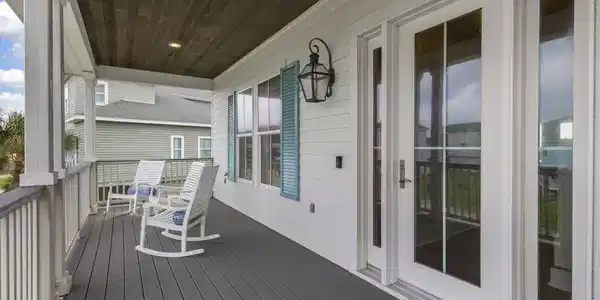 Image 2: Front porch leading from the driveway up to the fr