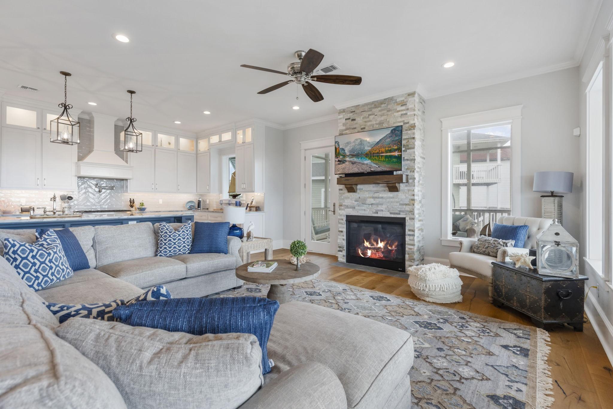 Image 4: Oversized living space with fireplace for those co