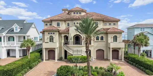 Image 2: Exceptional Beachfront Estate