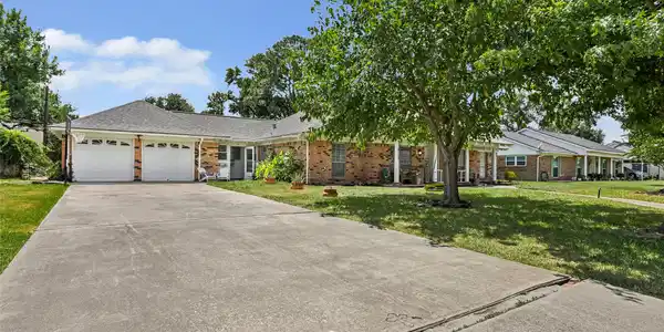 Image 3: EXTRA long driveway!