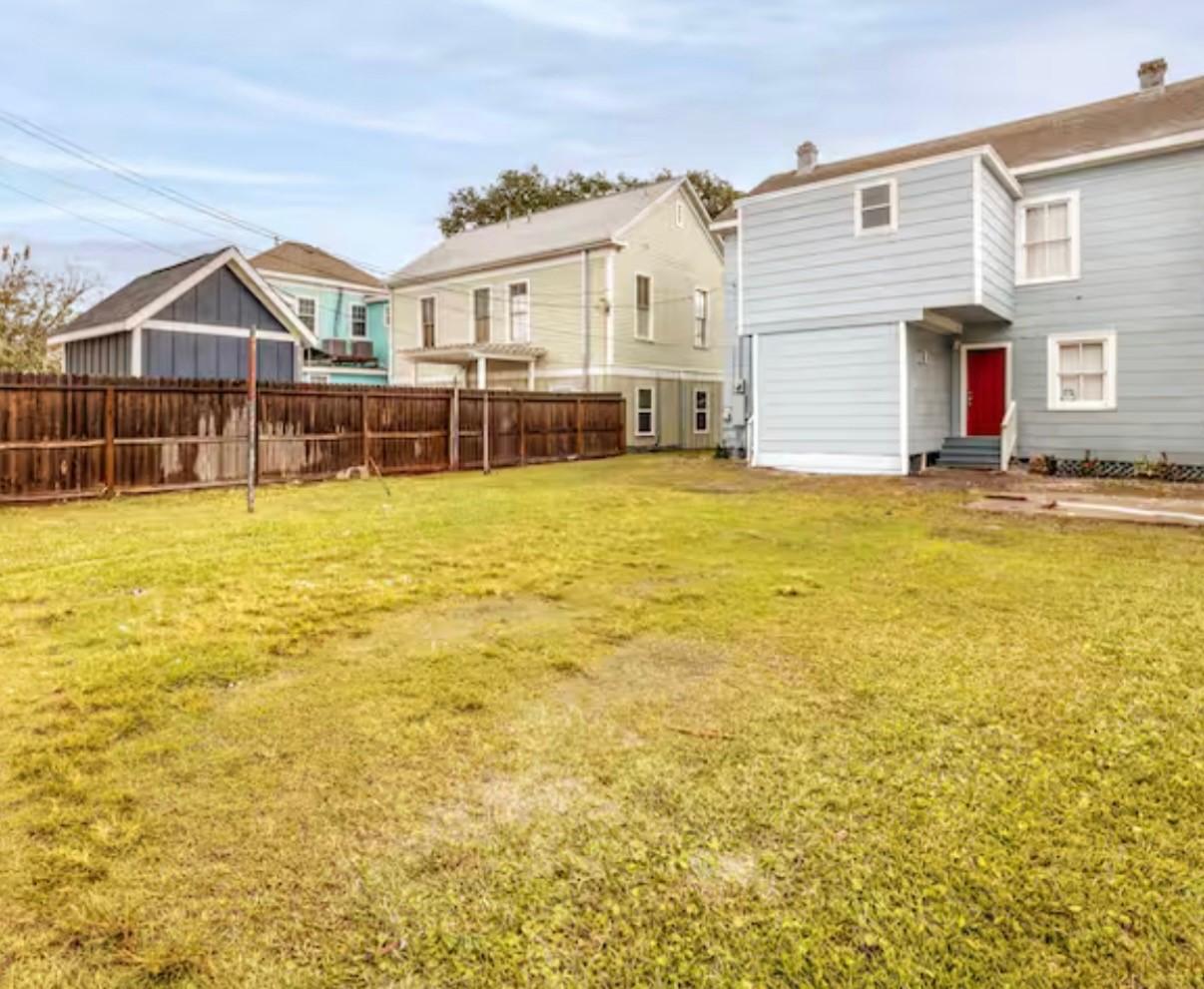 Image 4: Back yard