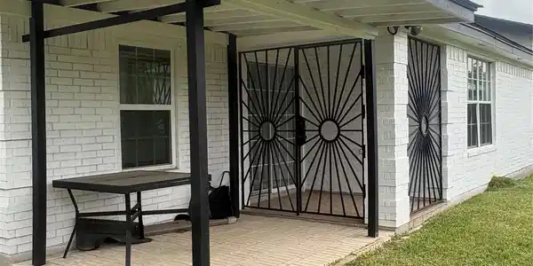 Image 2: BACK DOOR ENTRY WITH ENCLOSED GATE