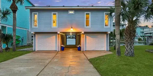 Image 3: Charming waterfront home with a coastal blue exter