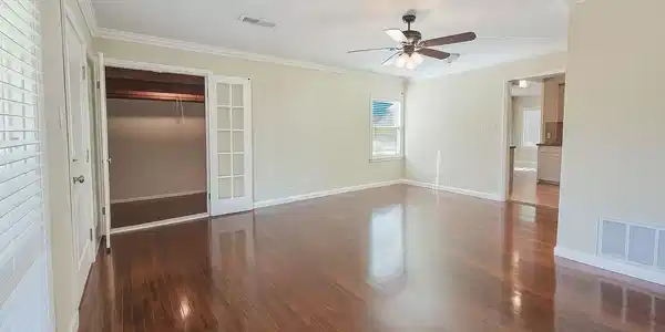 Image 3: Floor digitally shined