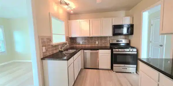 Image 4: Kitchen with entrance to dining/ breakfast area
