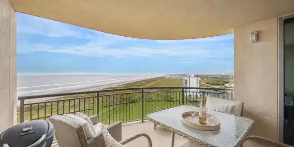 Image 2: Beachfront balcony enjoys private views to the wes