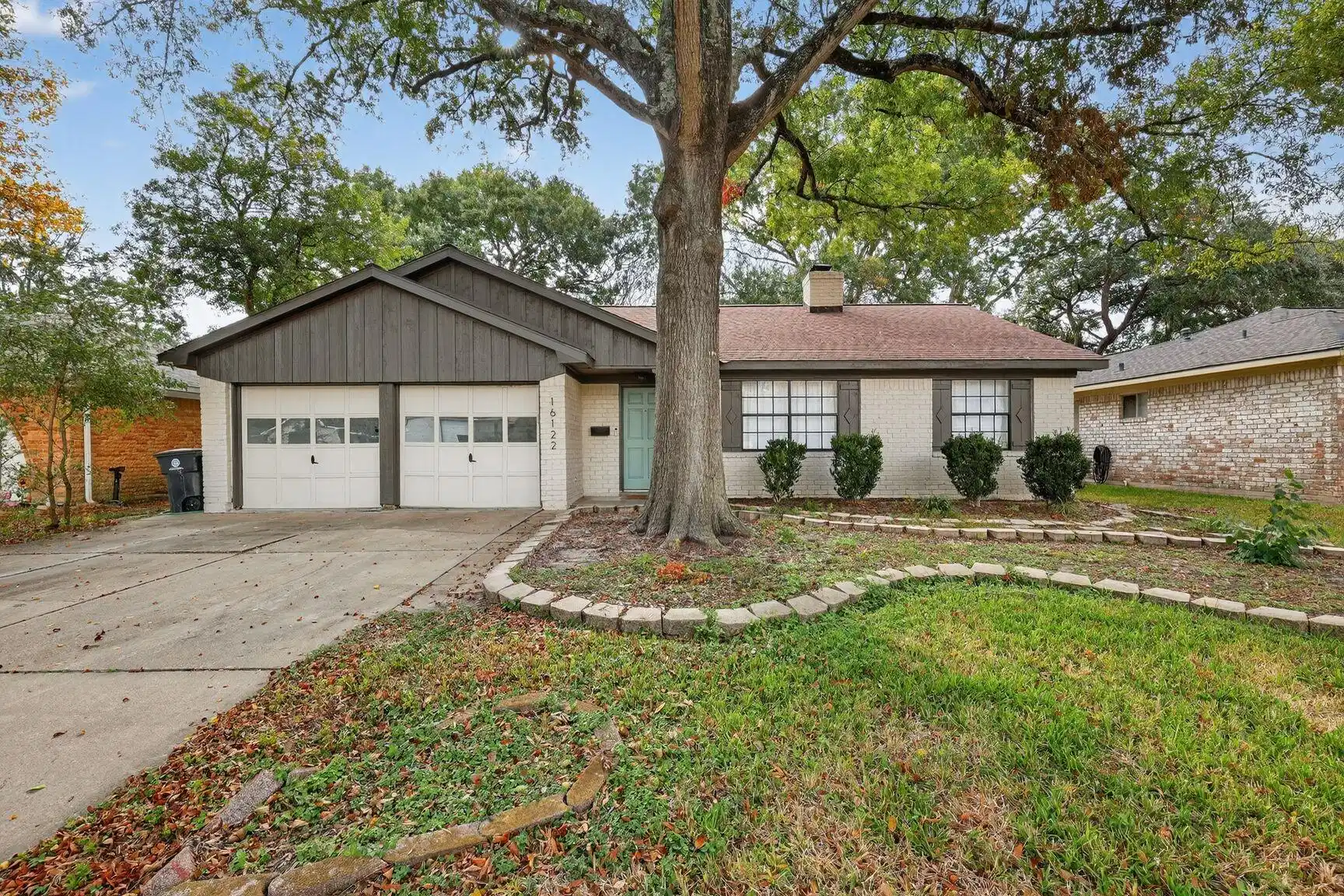 Image 1: Charming single-story home close to NASA, featurin