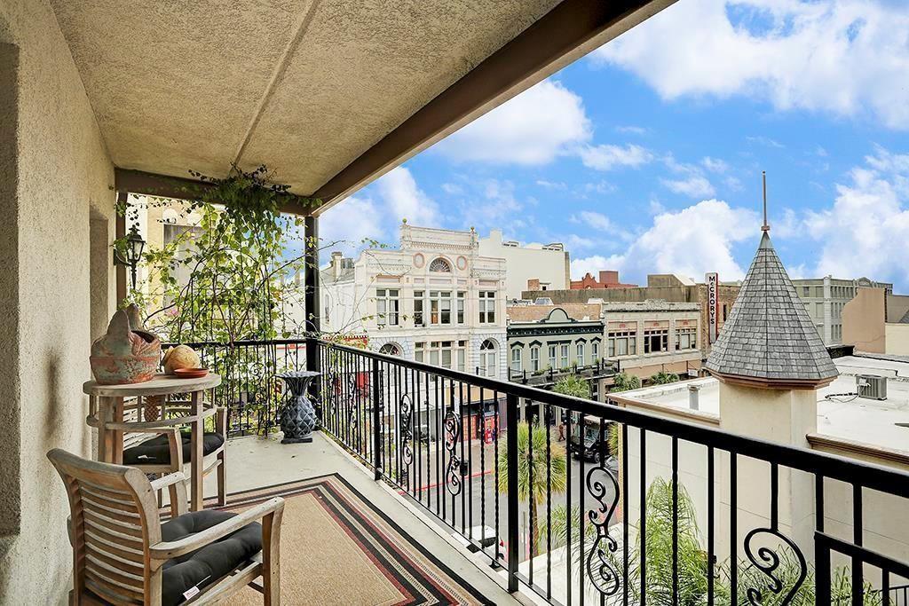 Image 4: Staged Entrance sitting area overlooking courtyard