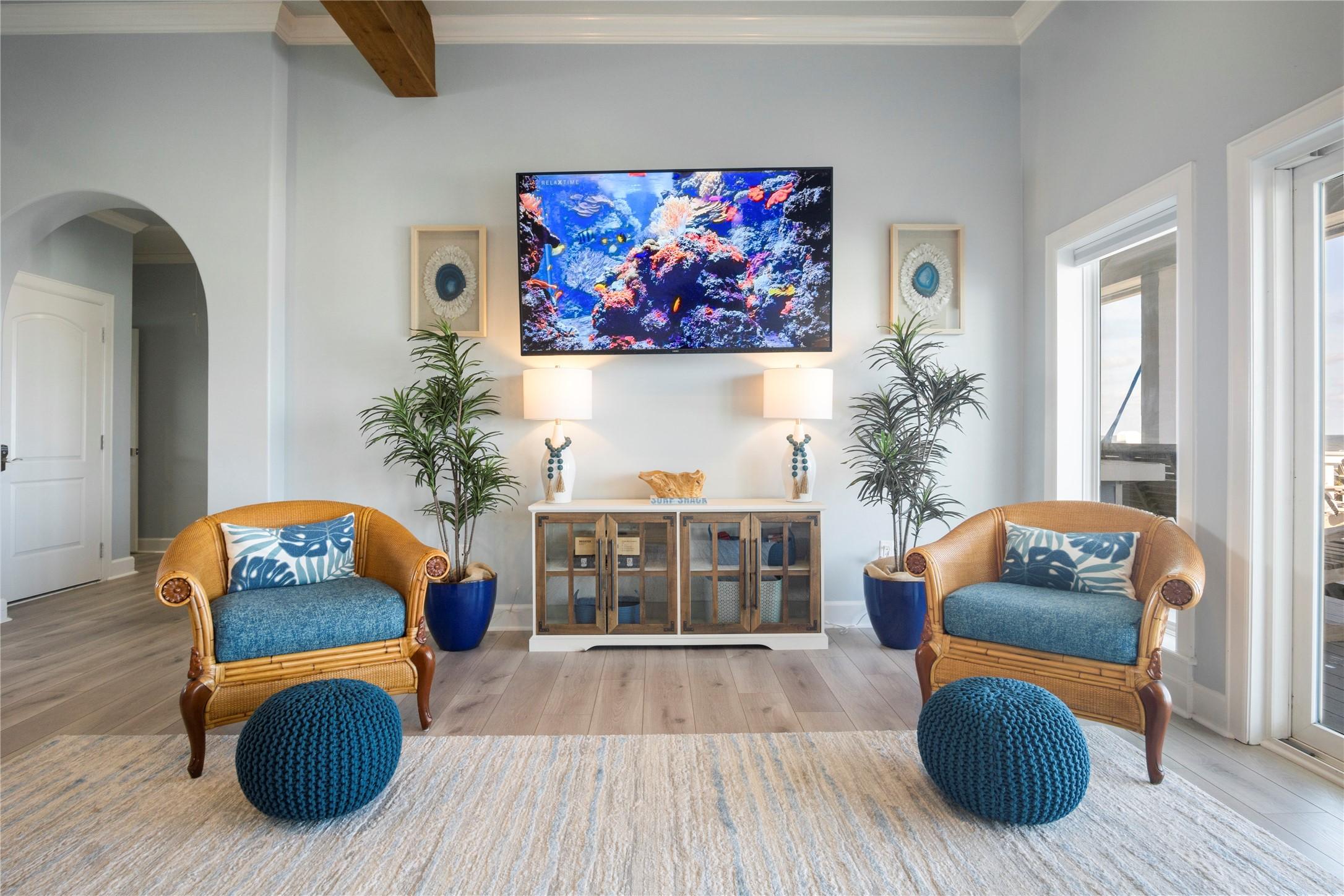 Image 3: Crisp, coastal color palette throughout the interi