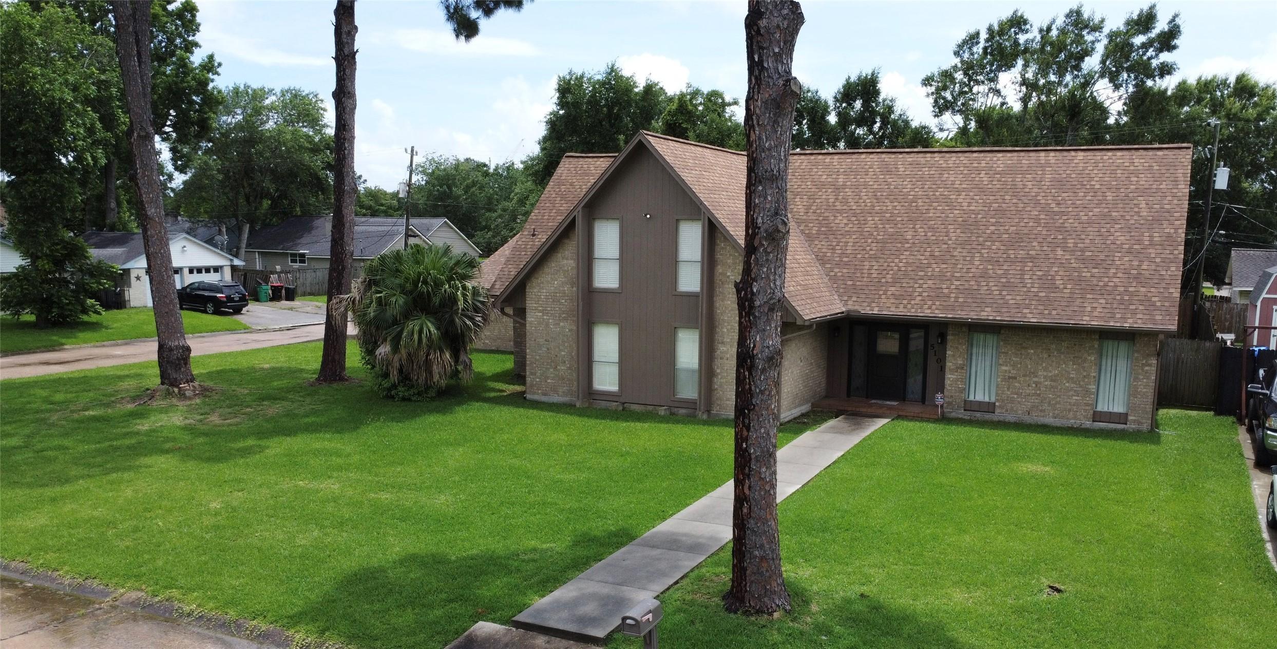 Image 4: Huge yard front and back - very nice corner lot