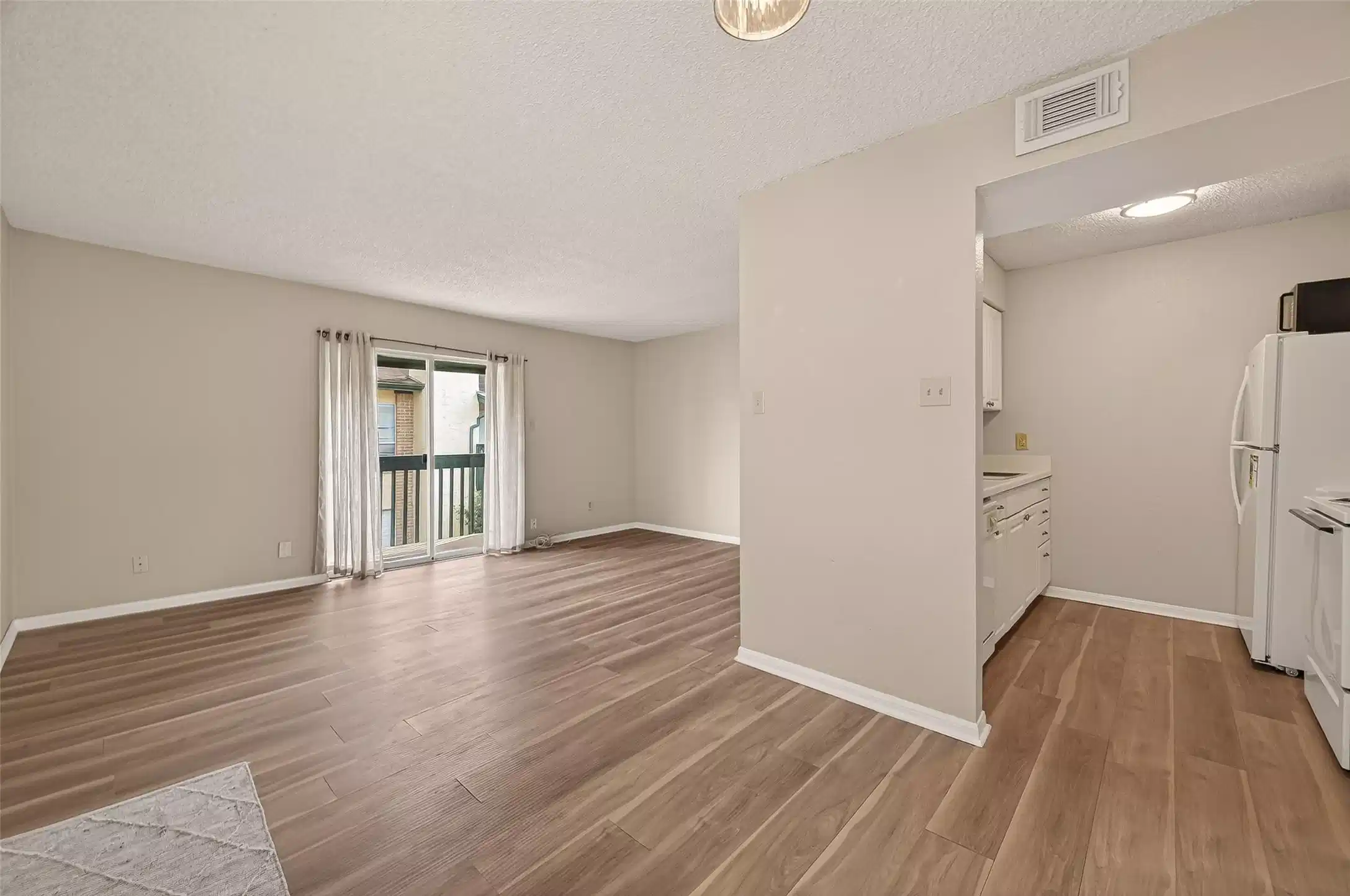 Image 1: UPDATED AND MOVE-IN READY CONDO IN THE HEART OF CL