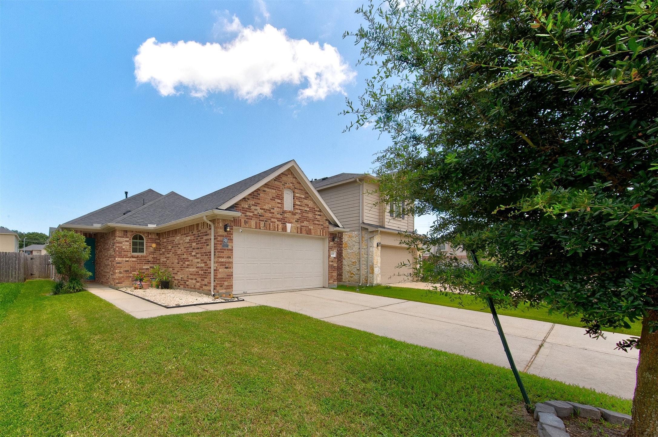 Image 1: Beautiful, well maintained, 3-bedroom, 2-bath, one