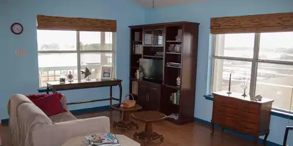 Image 4: Cozy living area with large windows bringing in na