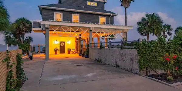 Image 3: Coastal New England Style Design & Perfect Locatio